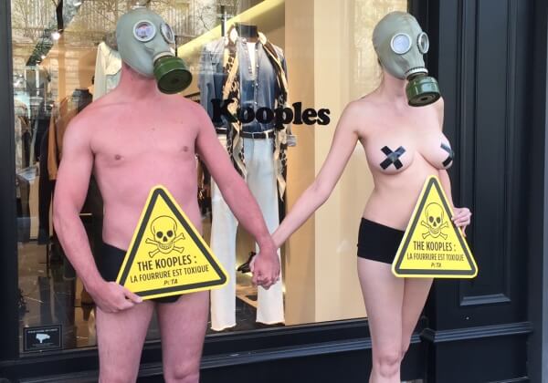Un couple nu dénonce la fourrure toxique en plein Paris