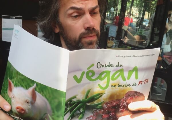 Le Guide du végan en herbe de PETA, lu et approuvé par Aymeric Caron