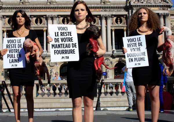 Paris Fashion Week : des militantes brandissant des « animaux morts » protestent contre l’utilisation de peaux animales