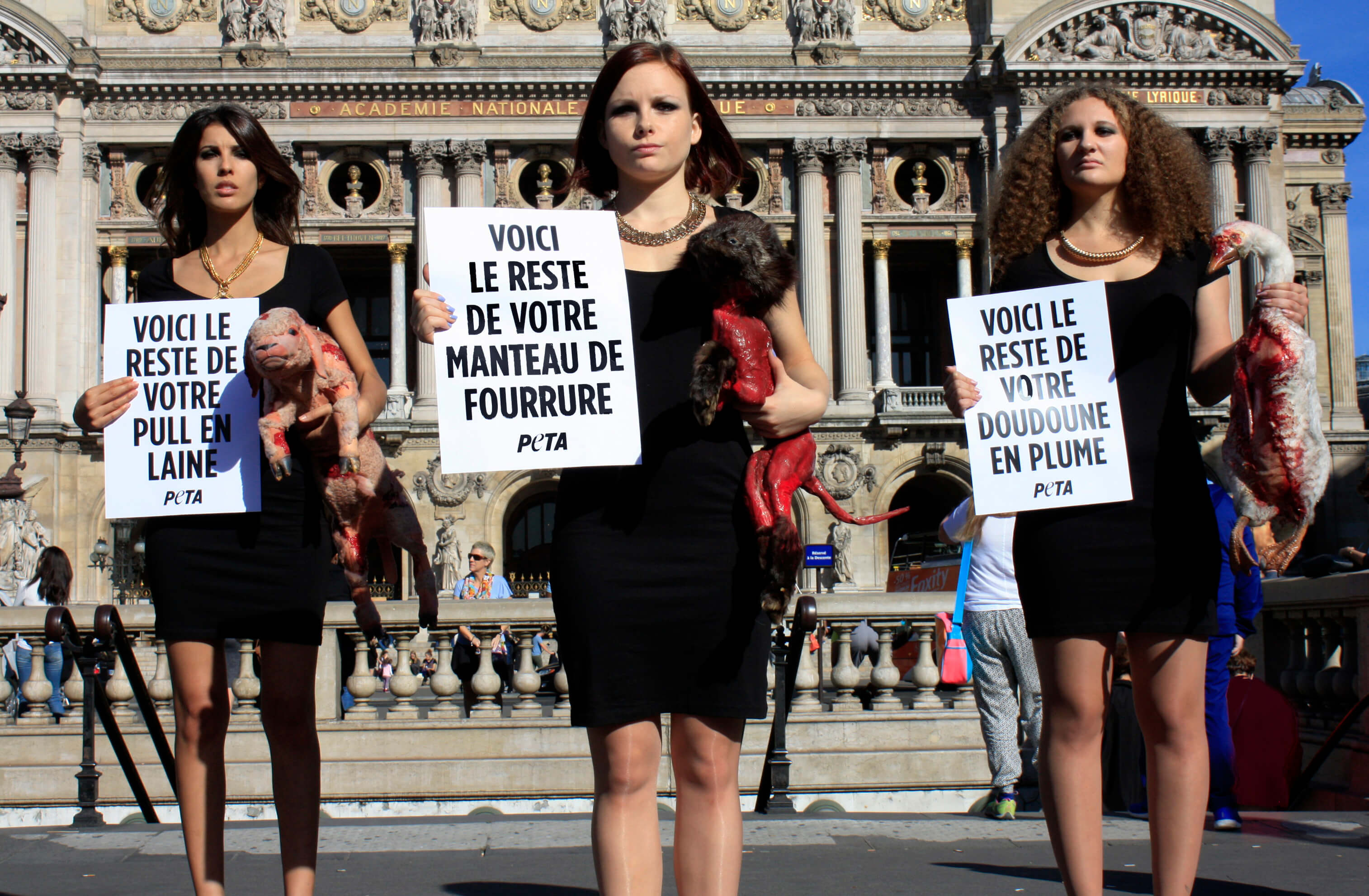 Paris Fashion Week : des militantes brandissant des « animaux morts » protestent contre l’utilisation de peaux animales