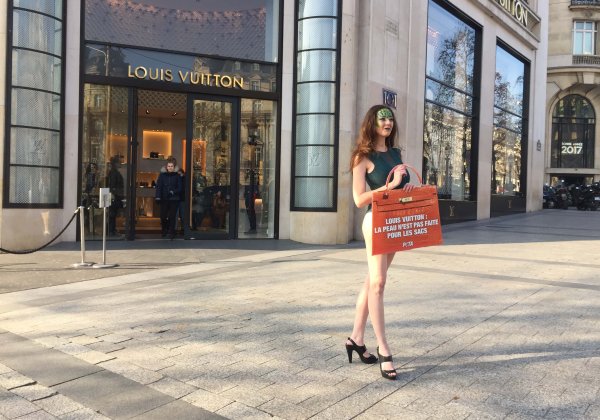 Un crocodile proteste contre les peaux exotiques devant un magasin Louis Vuitton