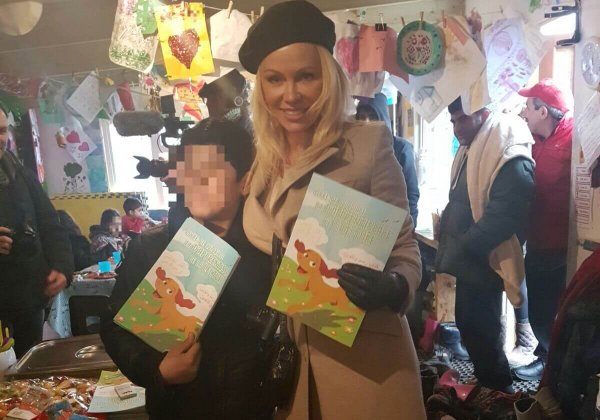 Pamela Anderson apporte des livrets de coloriage sur le thème des animaux à des enfants réfugiés