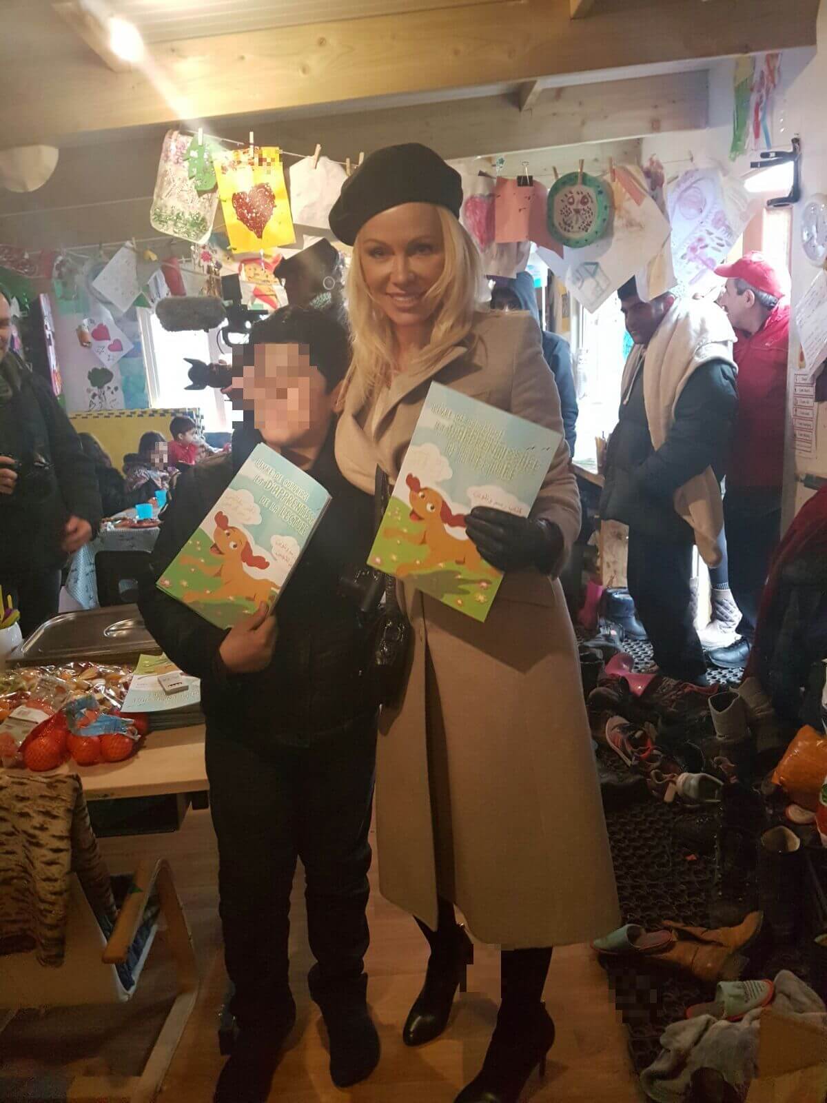 Pamela Anderson apporte des livrets de coloriage sur le thème des animaux à des enfants réfugiés
