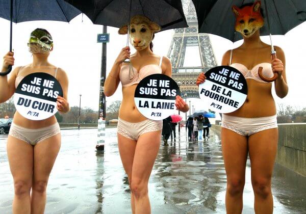 À Paris, des militantes de PETA protestent contre l&rsquo;utilisation de peaux animales à la Fashion Week