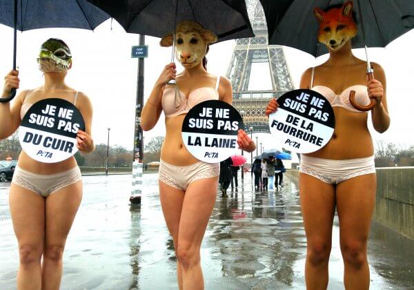 À Paris, des militantes de PETA protestent contre l’utilisation de peaux animales à la Fashion Week