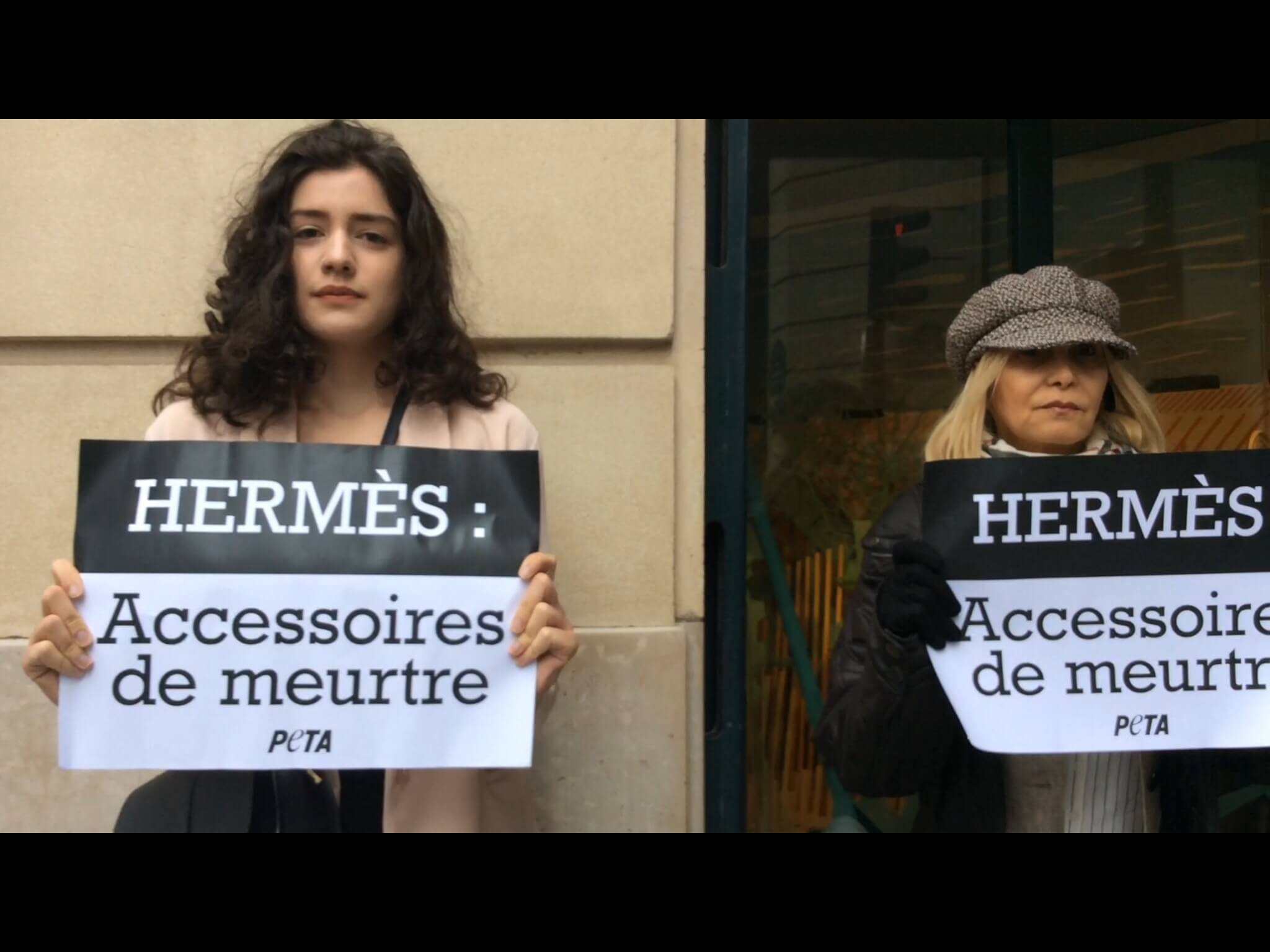 Aujourd’hui, PETA a interpellé Hermès sur la cruauté des peaux exotiques