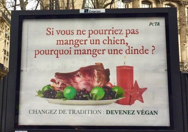 La tête d&rsquo;un chien rôtie affichée dans les rues de Paris pour promouvoir un Noël végan