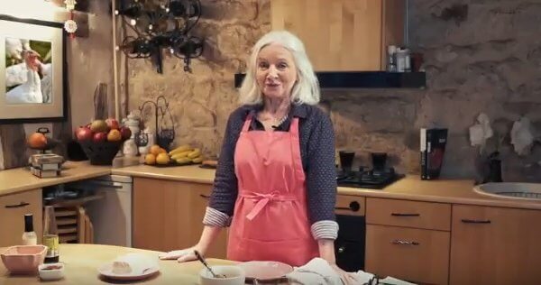 Pour Noël, une mamie réalise un tuto de cuisine… assez singulier