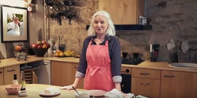 Pour Noël, une mamie réalise un tuto de cuisine… assez singulier