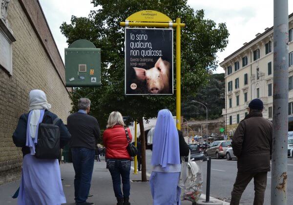 « Je suis quelqu&rsquo;un, et non quelque chose » proclame une affiche de PETA Royaume-Uni près du Vatican