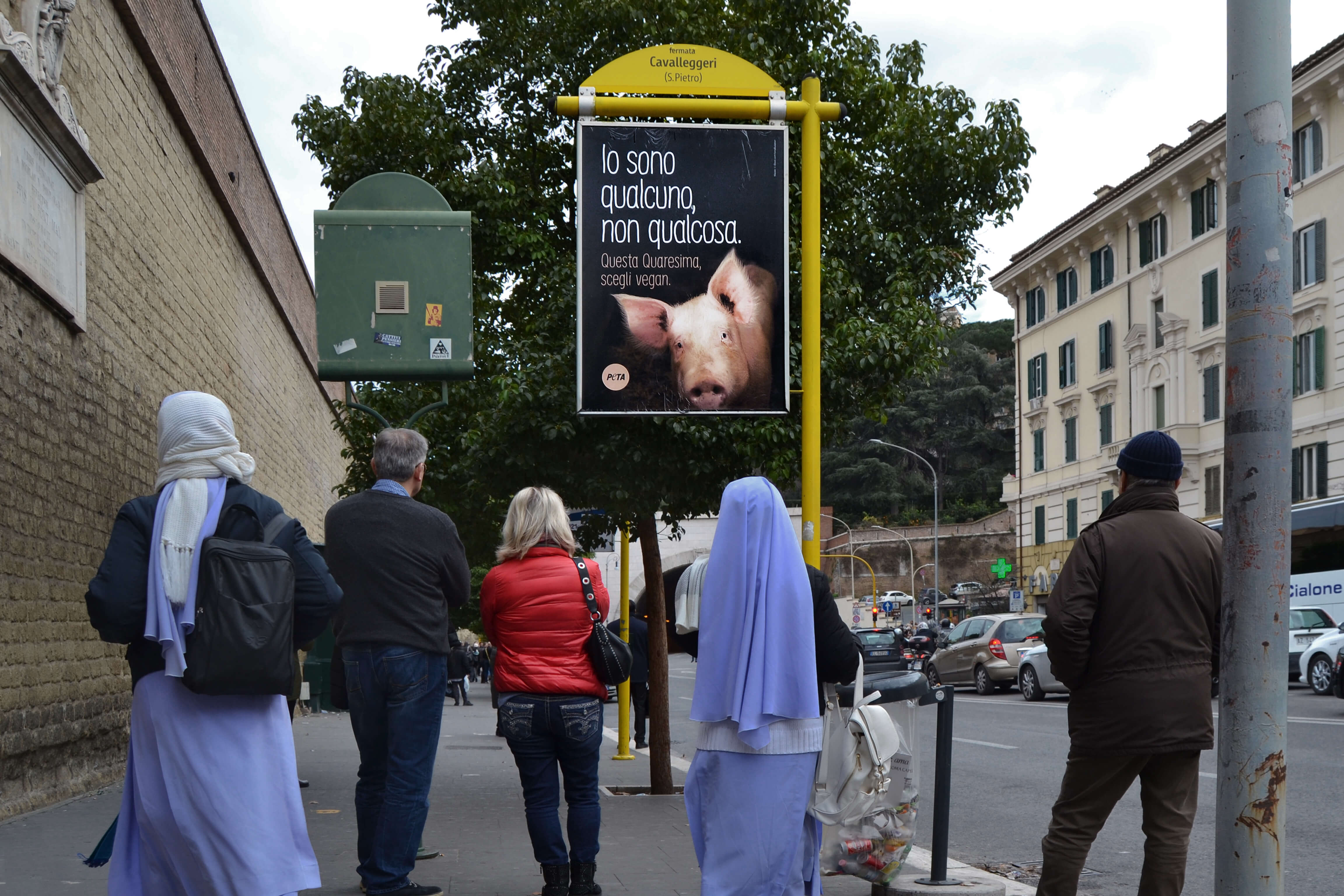 « Je suis quelqu&rsquo;un, et non quelque chose » proclame une affiche de PETA Royaume-Uni près du Vatican