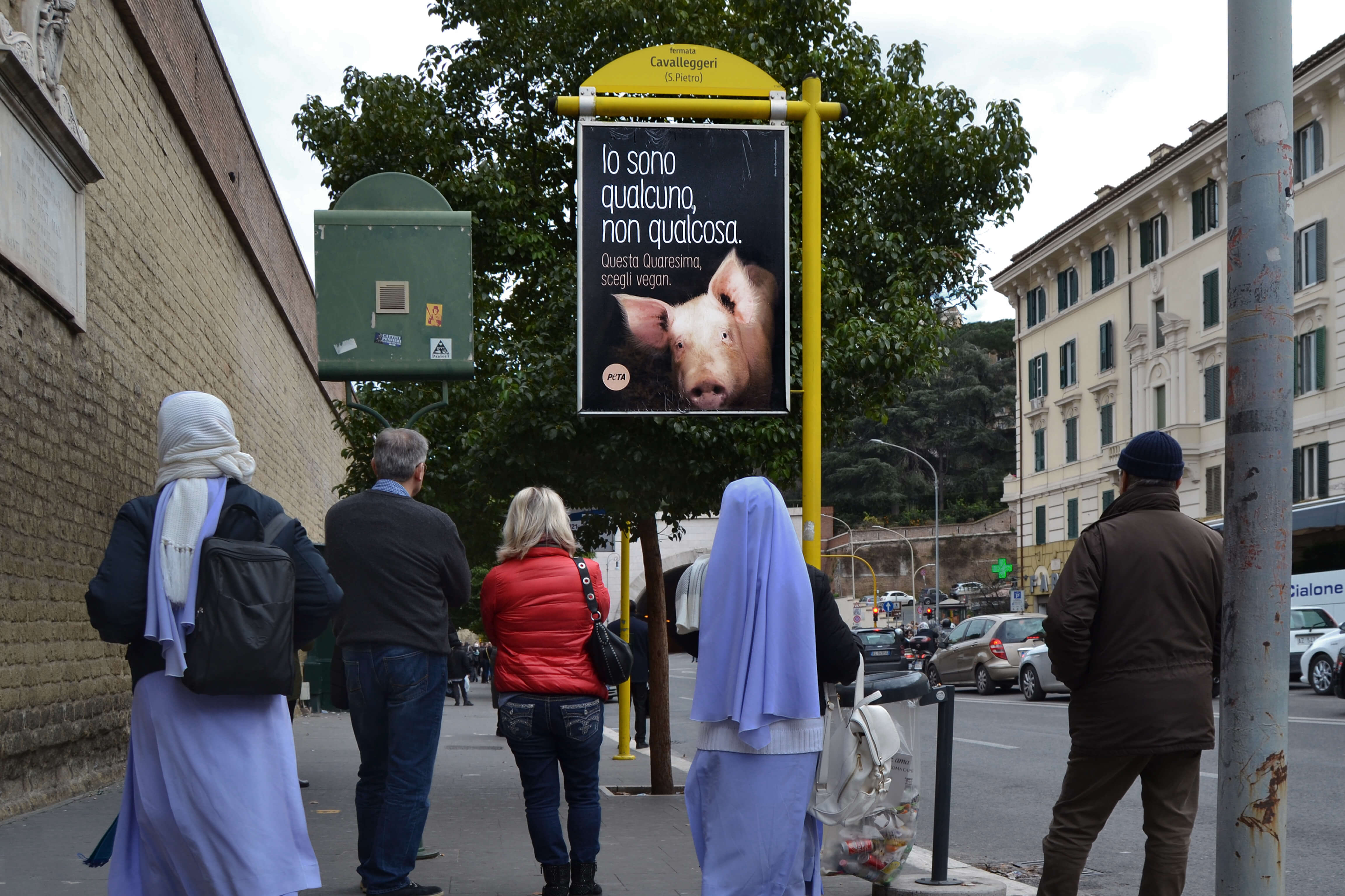 « Je suis quelqu’un, et non quelque chose » proclame une affiche de PETA Royaume-Uni près du Vatican