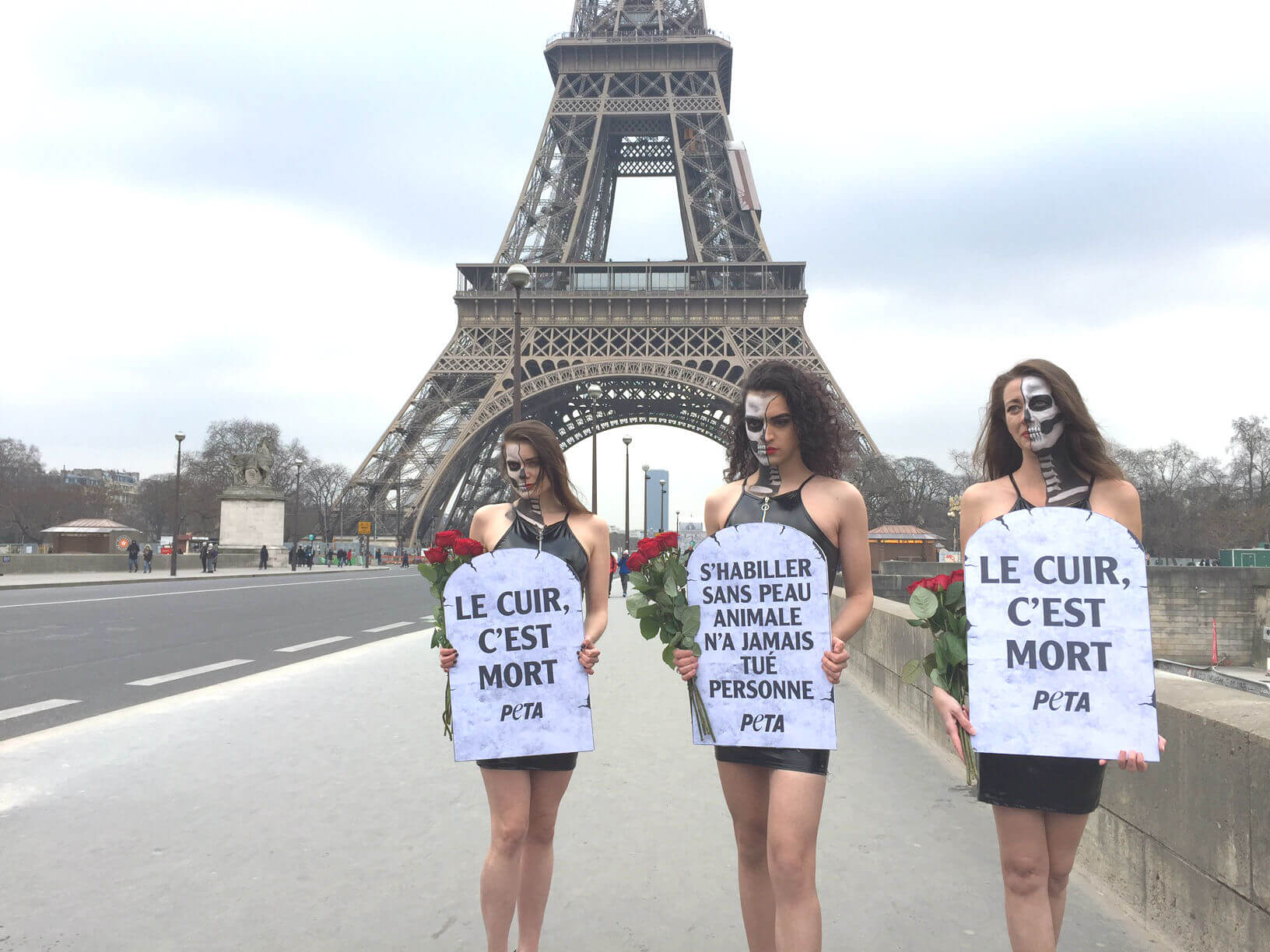 Des mannequins morts-vivants se lèvent contre l’utilisation de peaux animales à Paris
