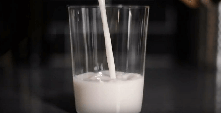 Le parcours inverse du lait de vache : de la bouteille au pis