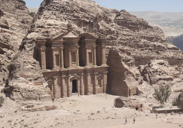 Action historique d&rsquo;un prince saoudien pour mettre fin à la maltraitance des animaux à Petra, après les révélations de PETA