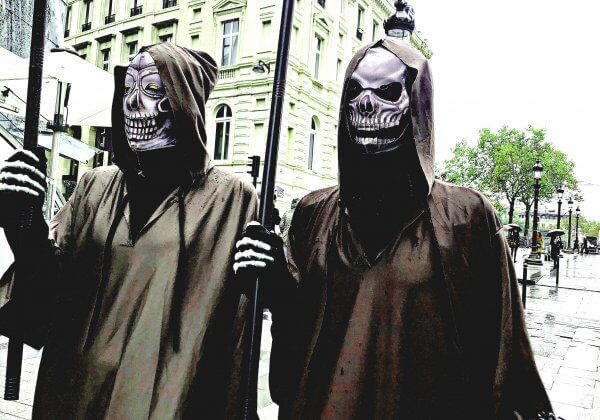 Deux faucheuses d&rsquo;Halloween protestent contre la fourrure sur les Champs-Élysées