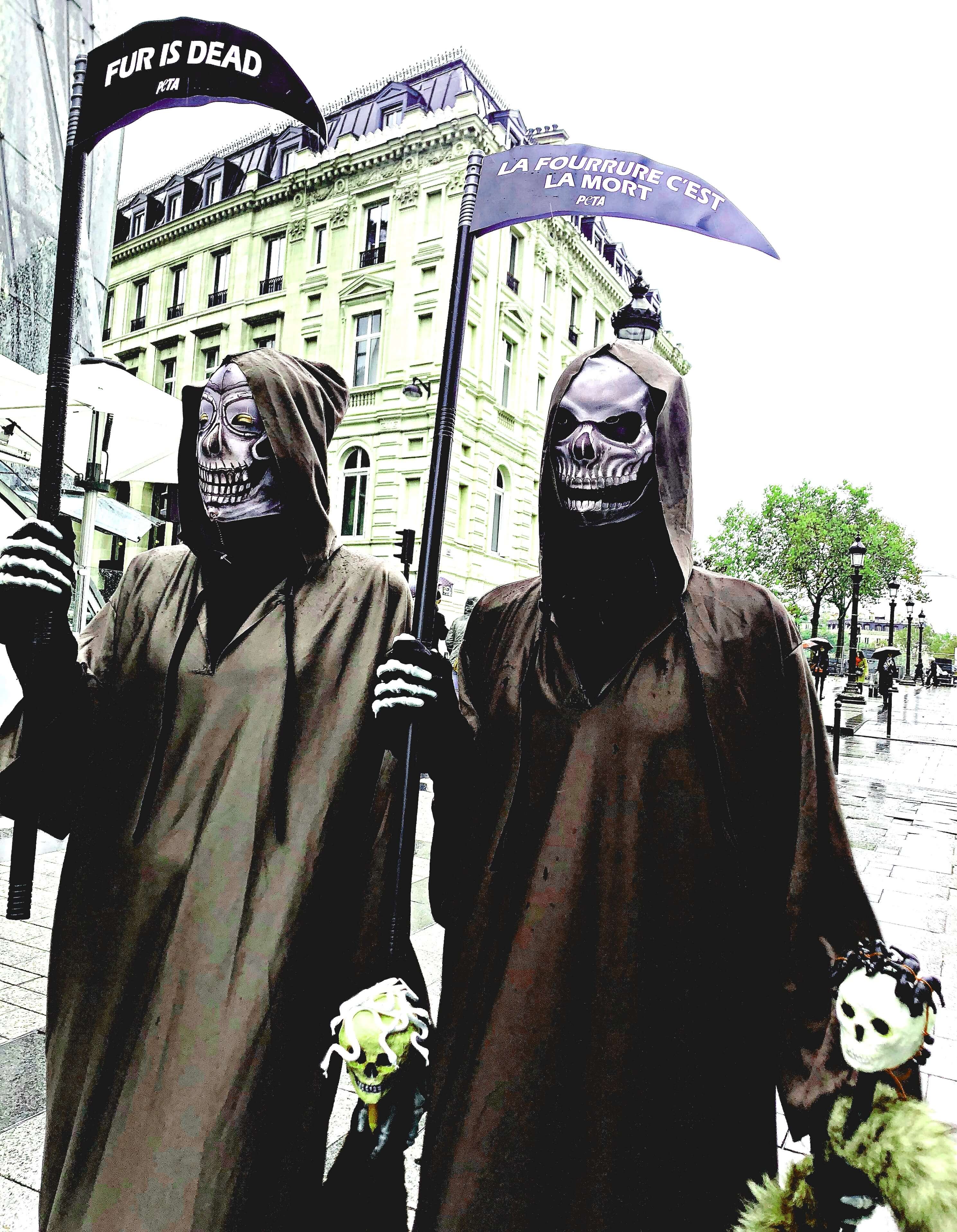 Deux faucheuses d’Halloween protestent contre la fourrure sur les Champs-Élysées
