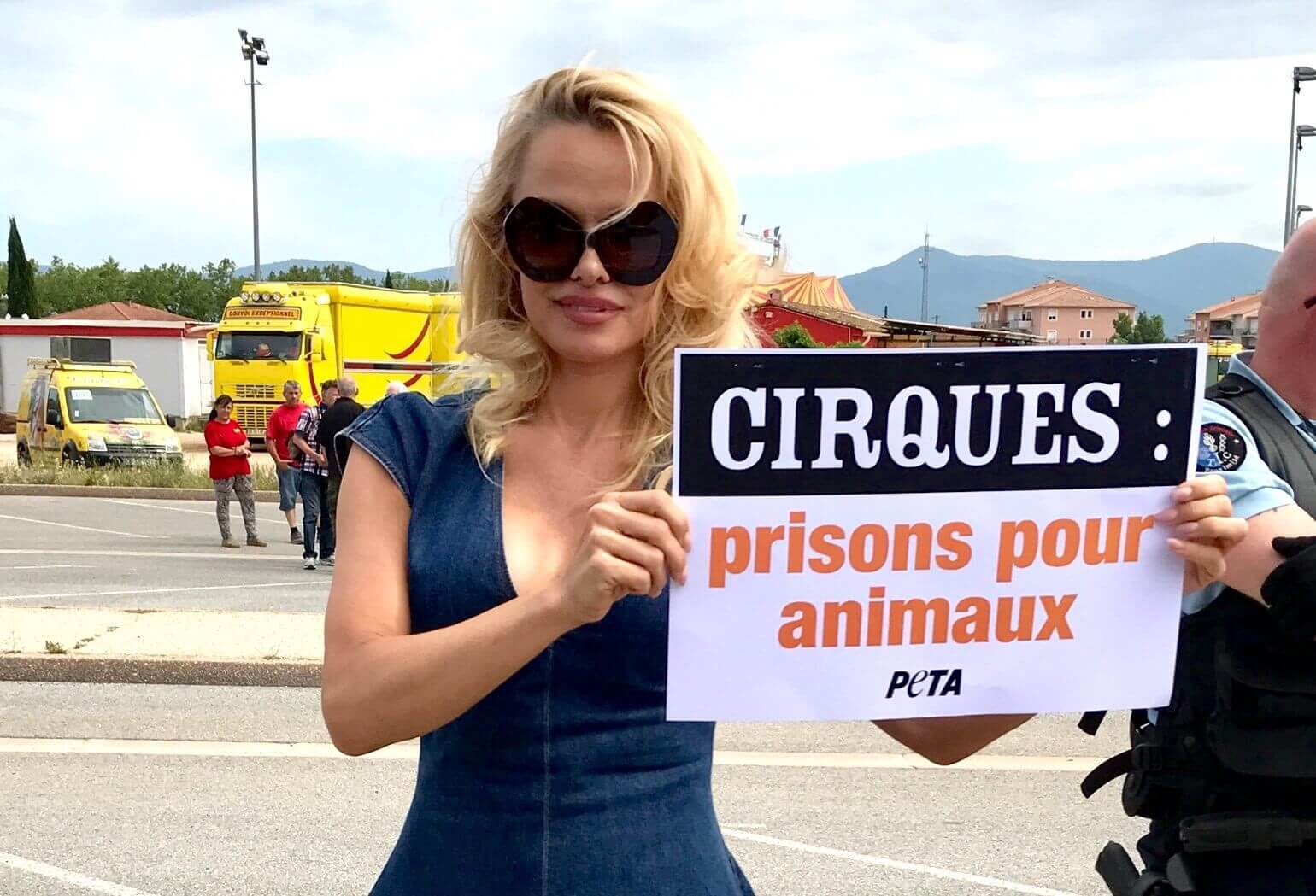 Malgré ses béquilles, Pamela Anderson demande à rencontrer Emmanuel Macron au sujet des cirques
