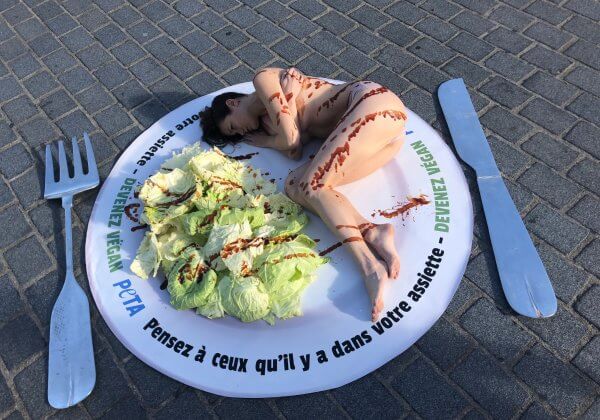 Journée mondiale végane : une jeune femme presque nue « servie » dans une assiette