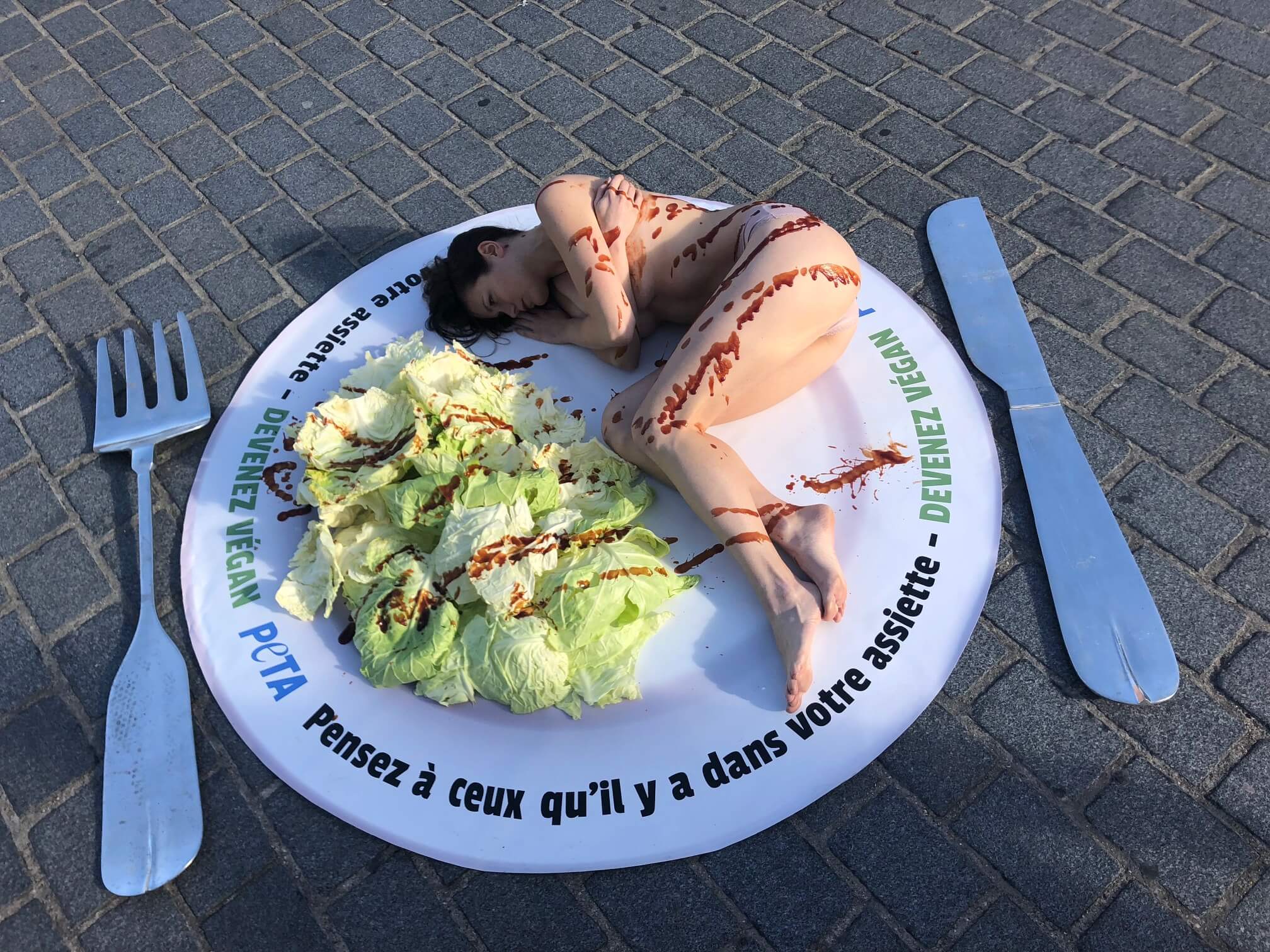 Journée mondiale végane : une jeune femme presque nue « servie » dans une assiette