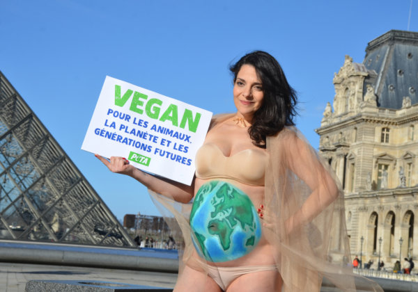 Enceinte de 8 mois, le ventre peint aux couleurs de la planète, elle milite pour un monde végan