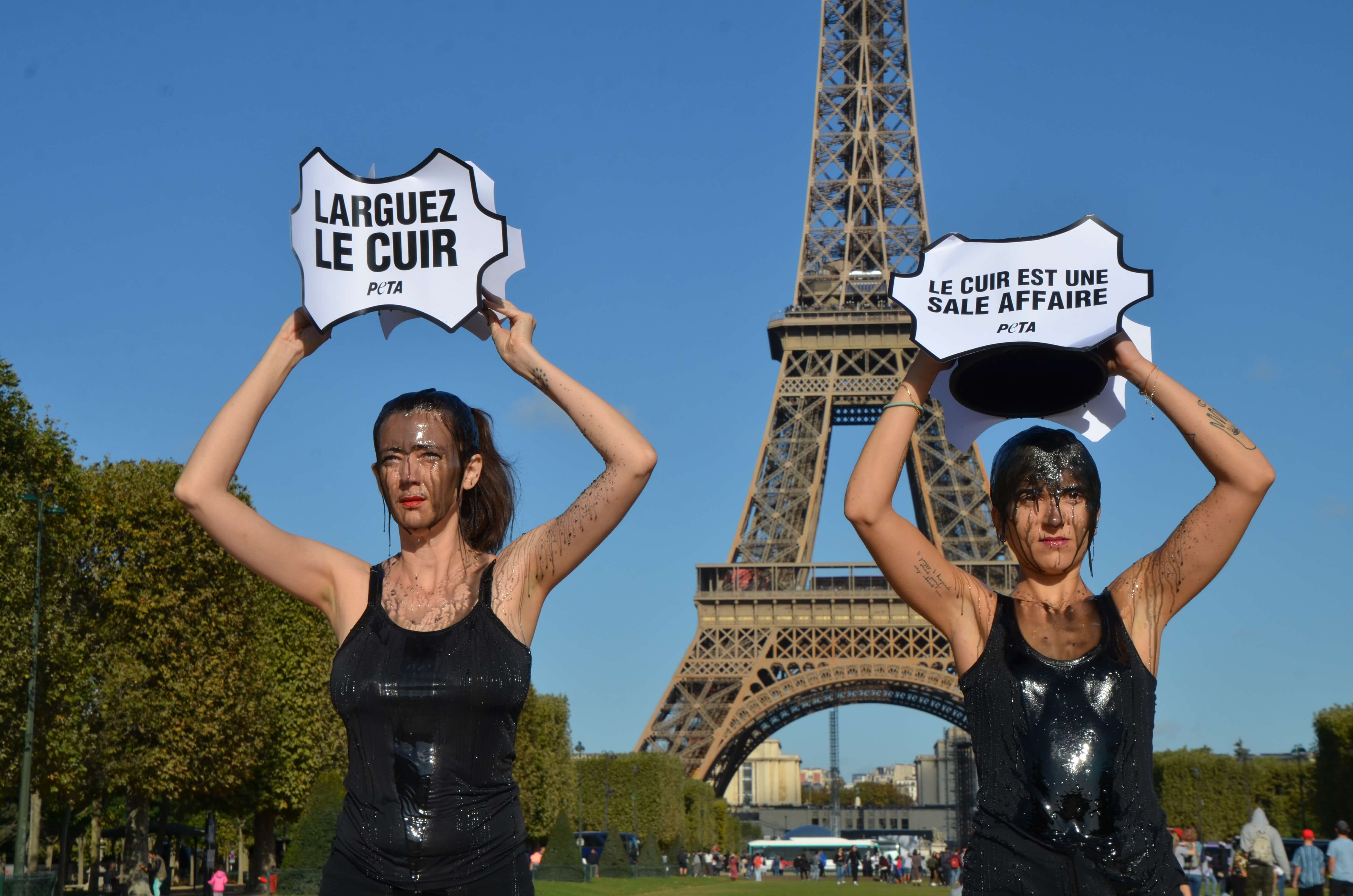 La Paris Fashion Week salie de « boue toxique » pour souligner l’impact environnemental du cuir