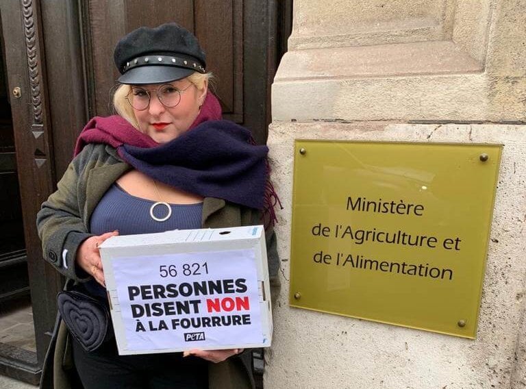 Marilou Berry a remis au ministère de l’Agriculture l’appel anti-fourrure de près de 60 000 soutiens de PETA