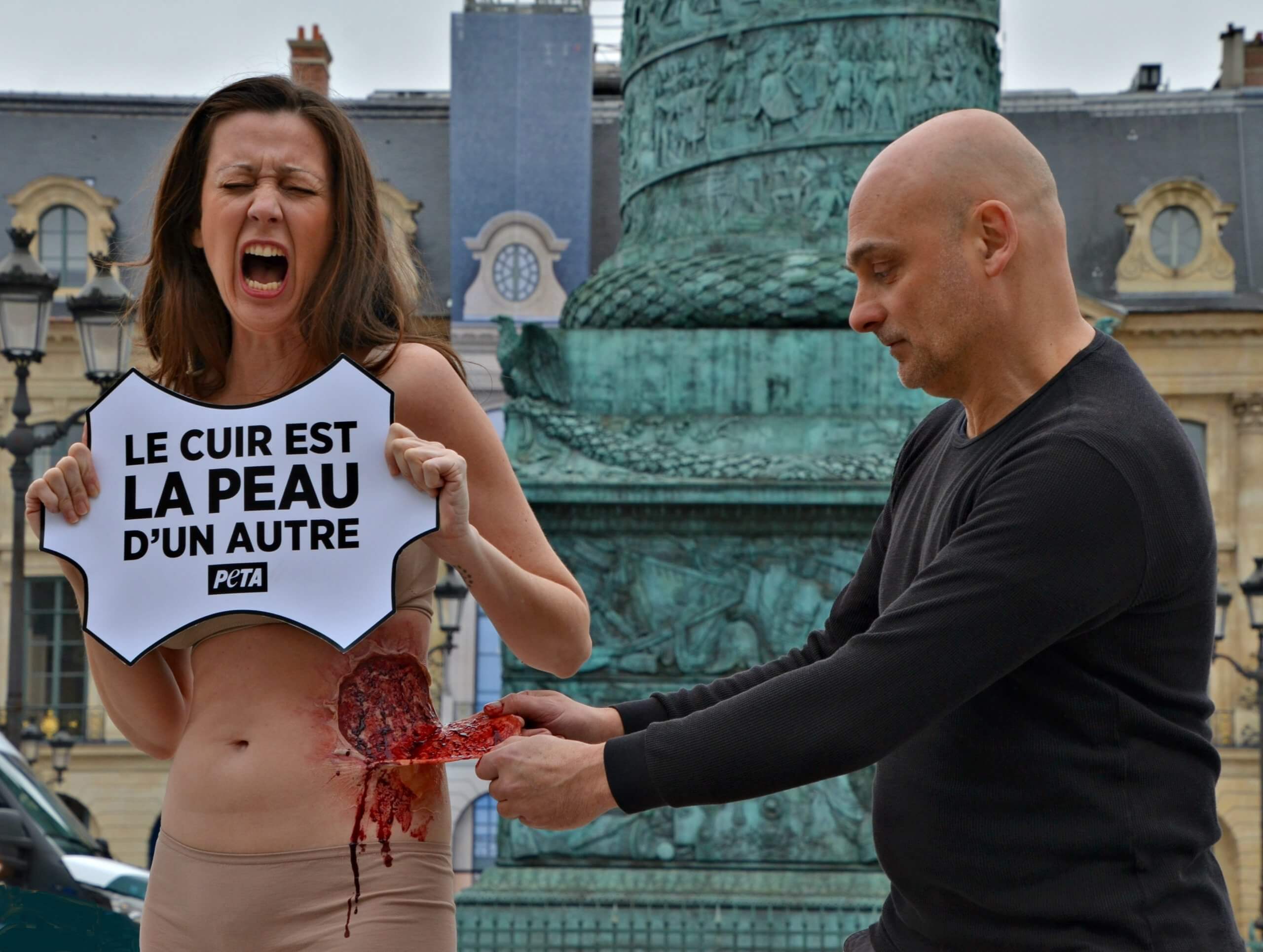 Une femme se fait « écorcher vive » pour protester contre l’utilisation du cuir