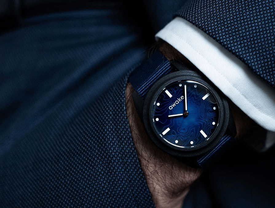 Awake, la marque de montres popularisée par Emmanuel Macron, bannit le cuir