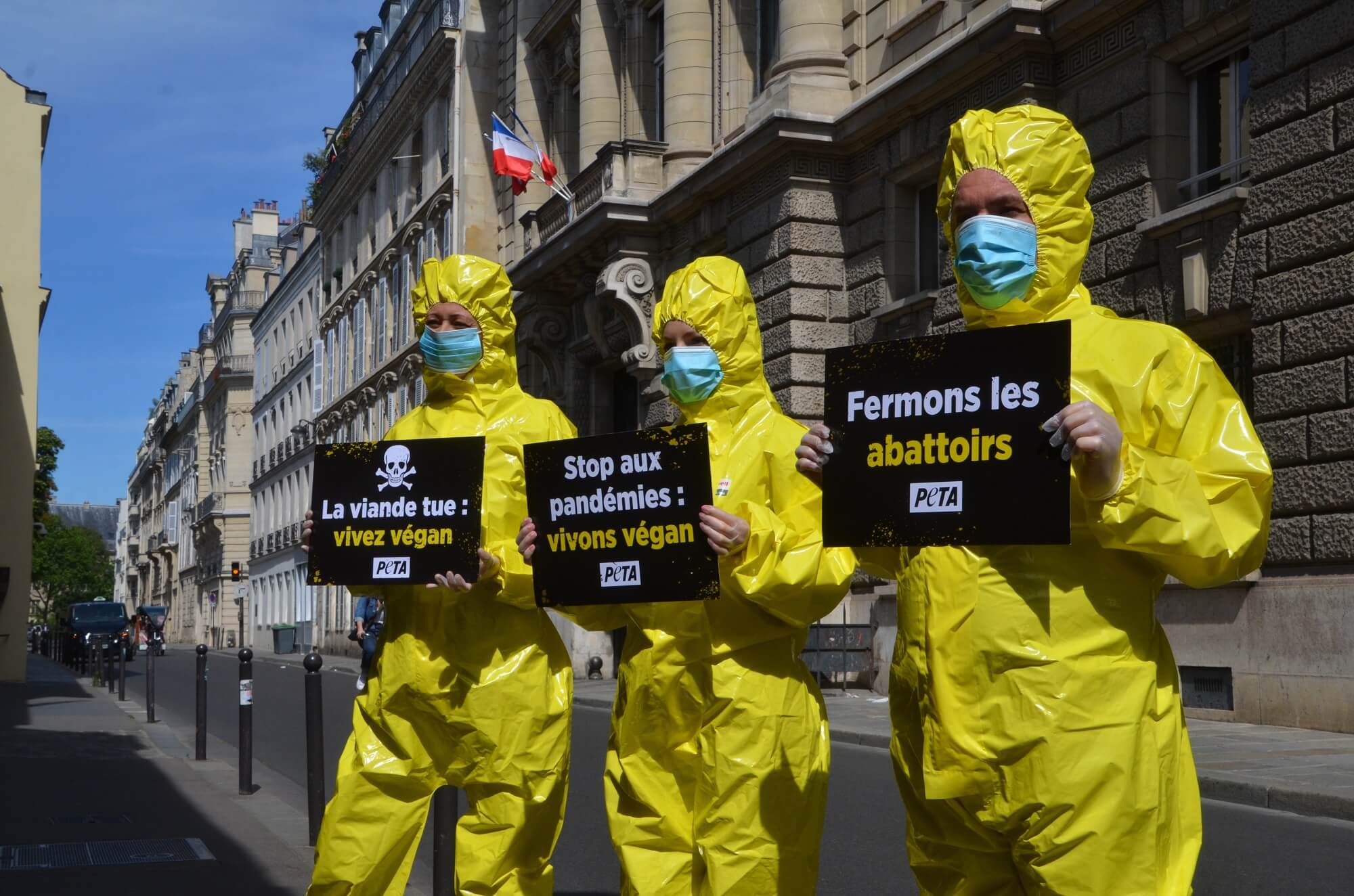 Des militants en combinaisons Hazmat dénoncent le lien entre la consommation de viande et le coronavirus