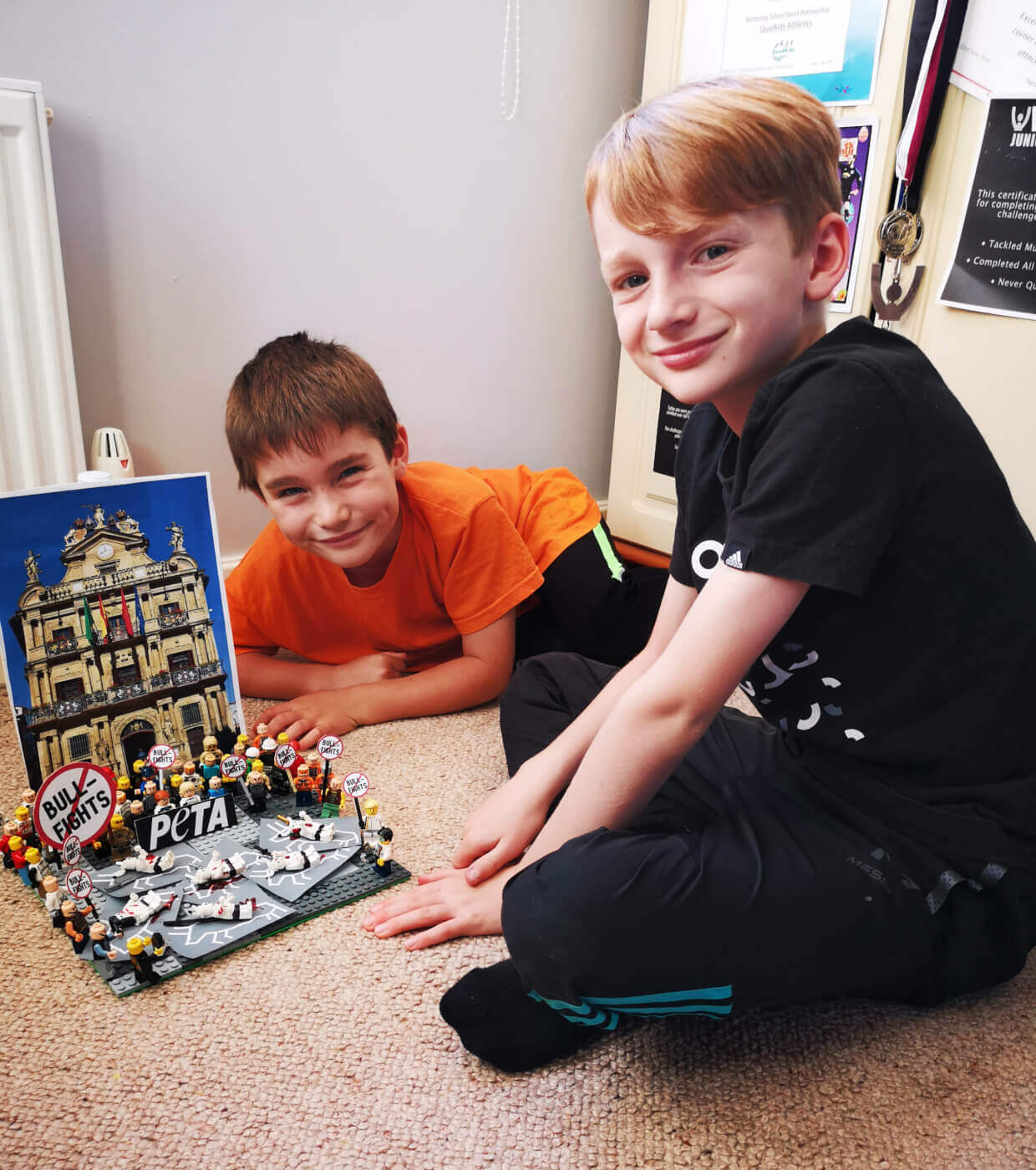 Des enfants reconstituent en LEGO une manifestation PETA contre les corridas de Pampelune pour un concours