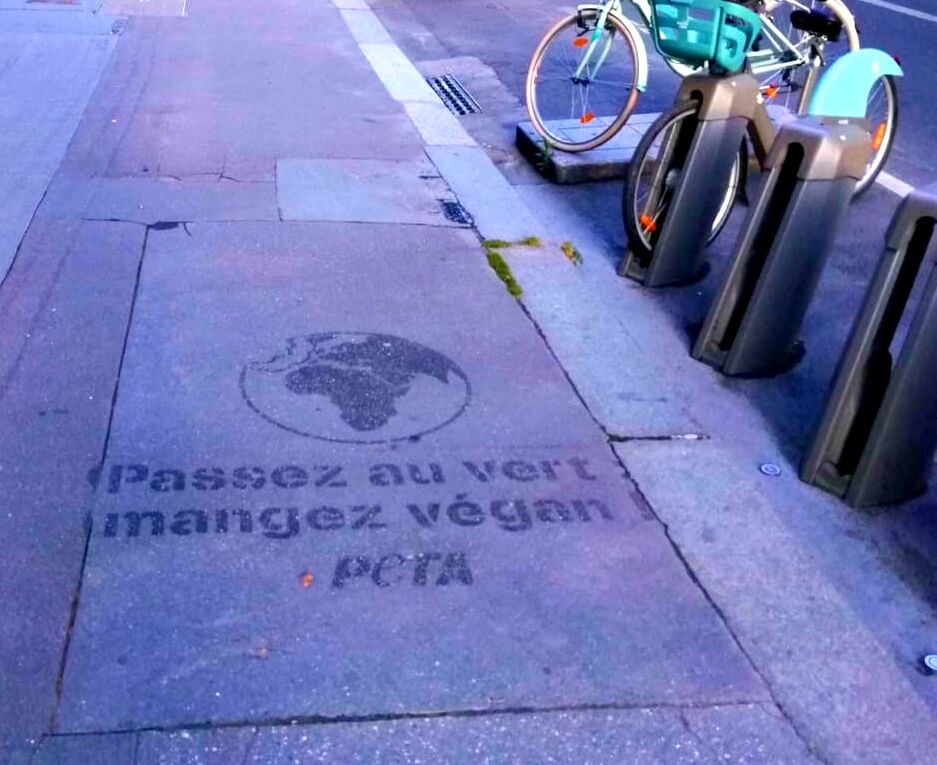 Des « clean tags » pro-végans s’affichent dans Paris