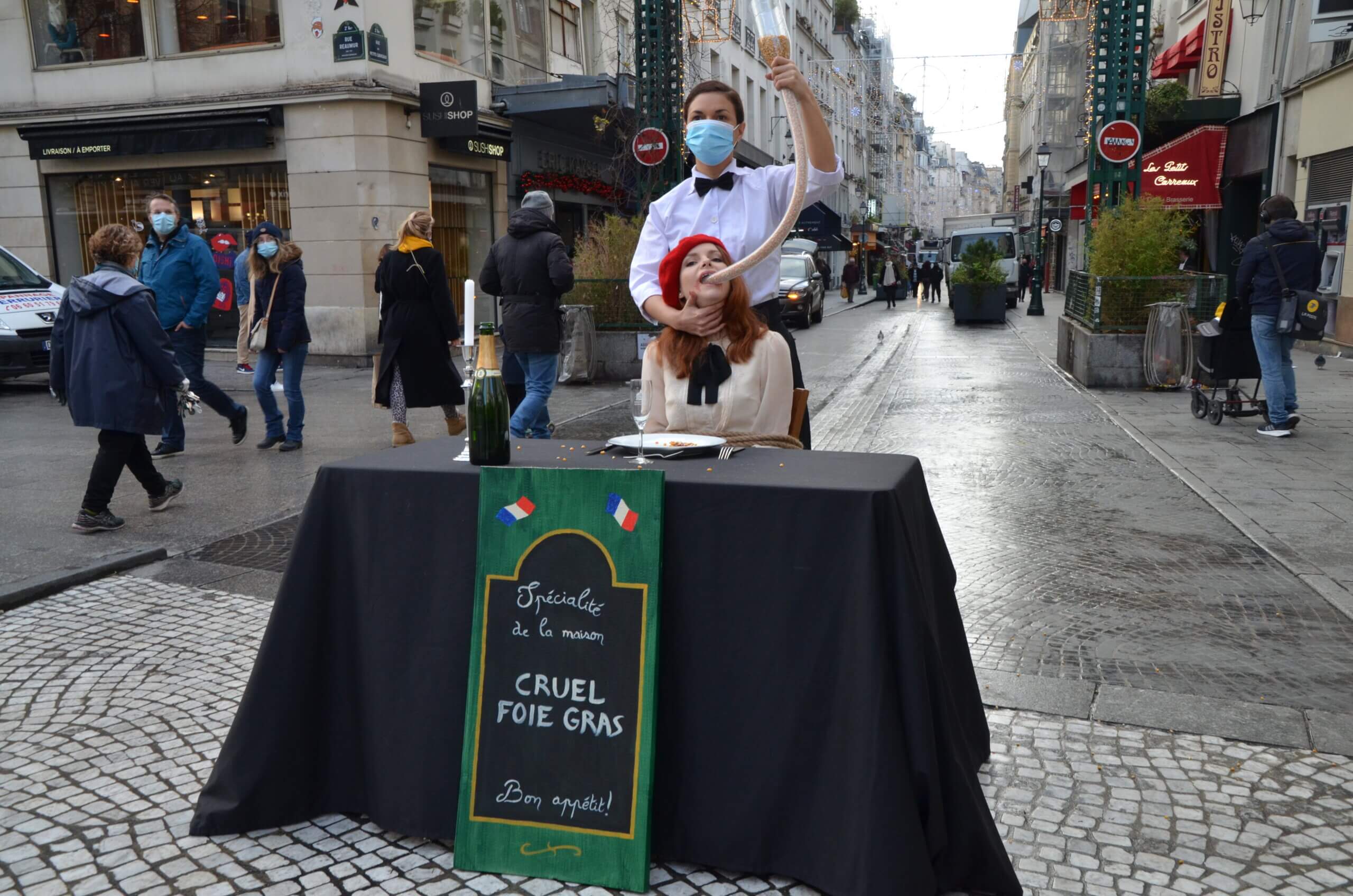 Une militante de PETA gavée en pleine rue pour dénoncer la cruauté du foie gras