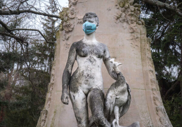 À Bordeaux, Lyon, Paris, Strasbourg et Toulouse, des statues masquées rappellent que « le tofu n’a jamais causé de pandémie »