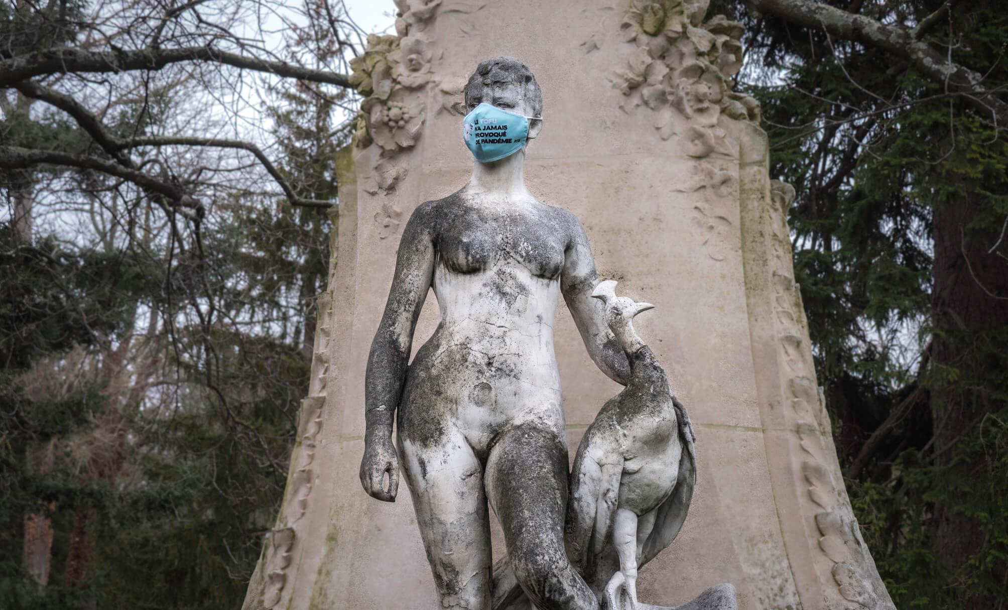 À Bordeaux, Lyon, Paris, Strasbourg et Toulouse, des statues masquées rappellent que « le tofu n’a jamais causé de pandémie »