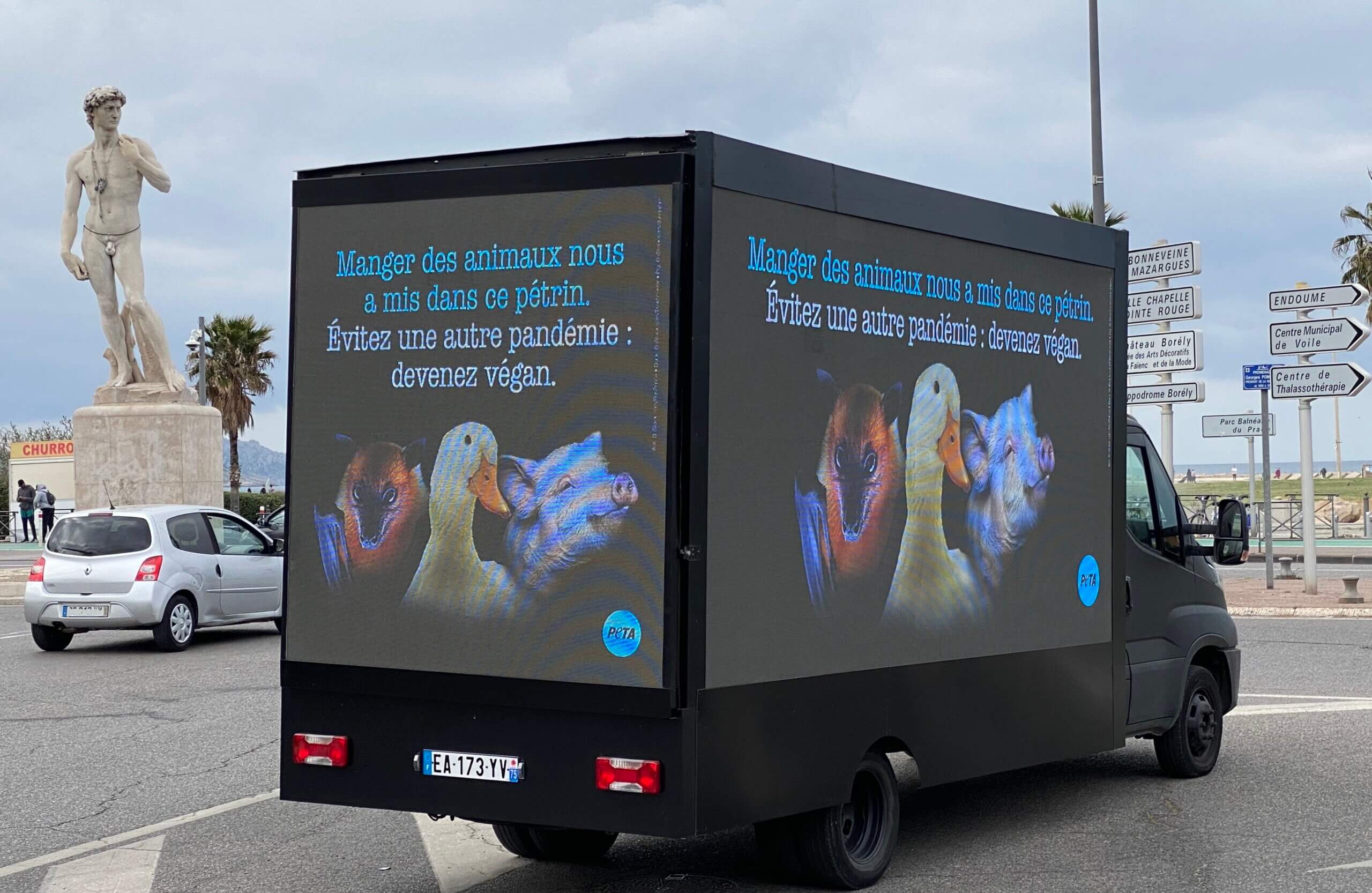 À Marseille PETA rappelle que manger des animaux cause des pandémies