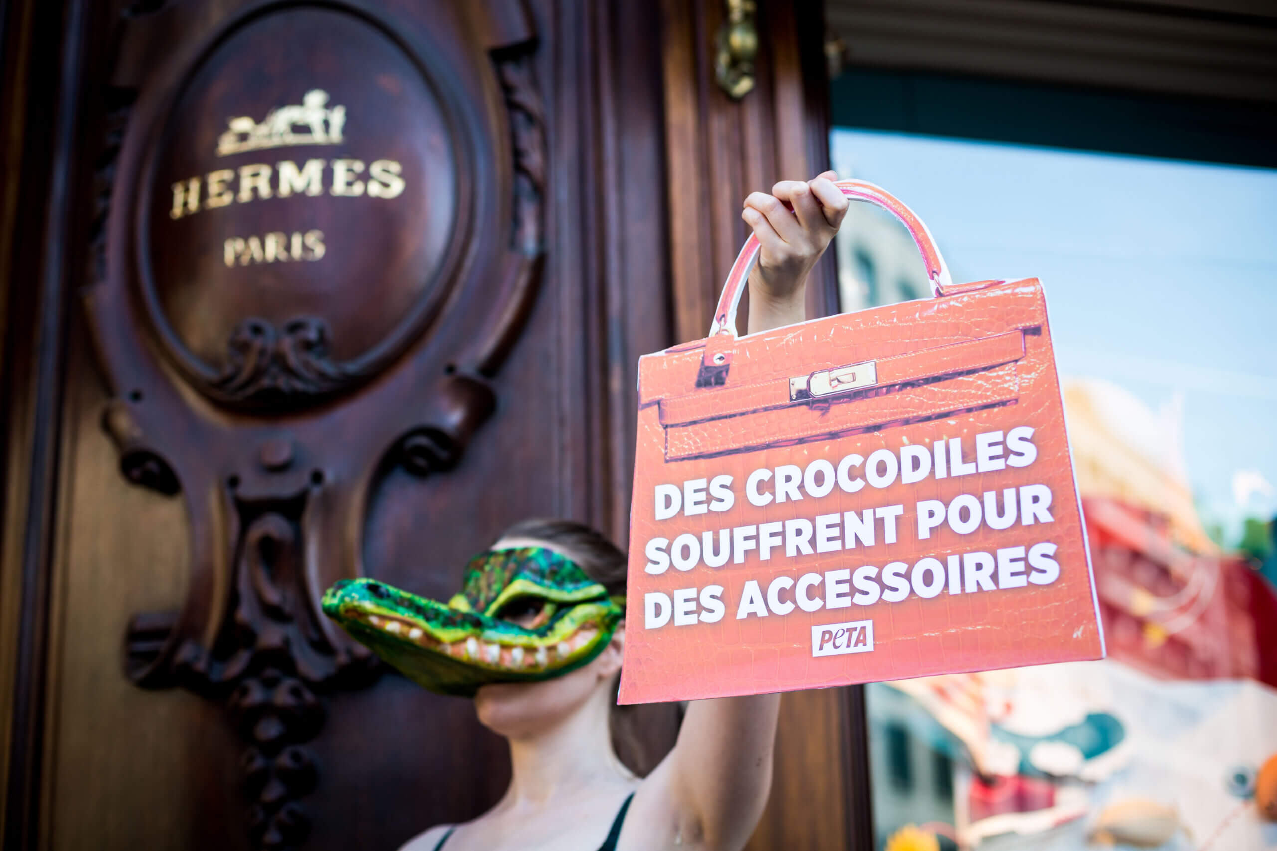 Des « crocodiles » de PETA protestent contre la cruauté des peaux exotiques devant une boutique Hermès