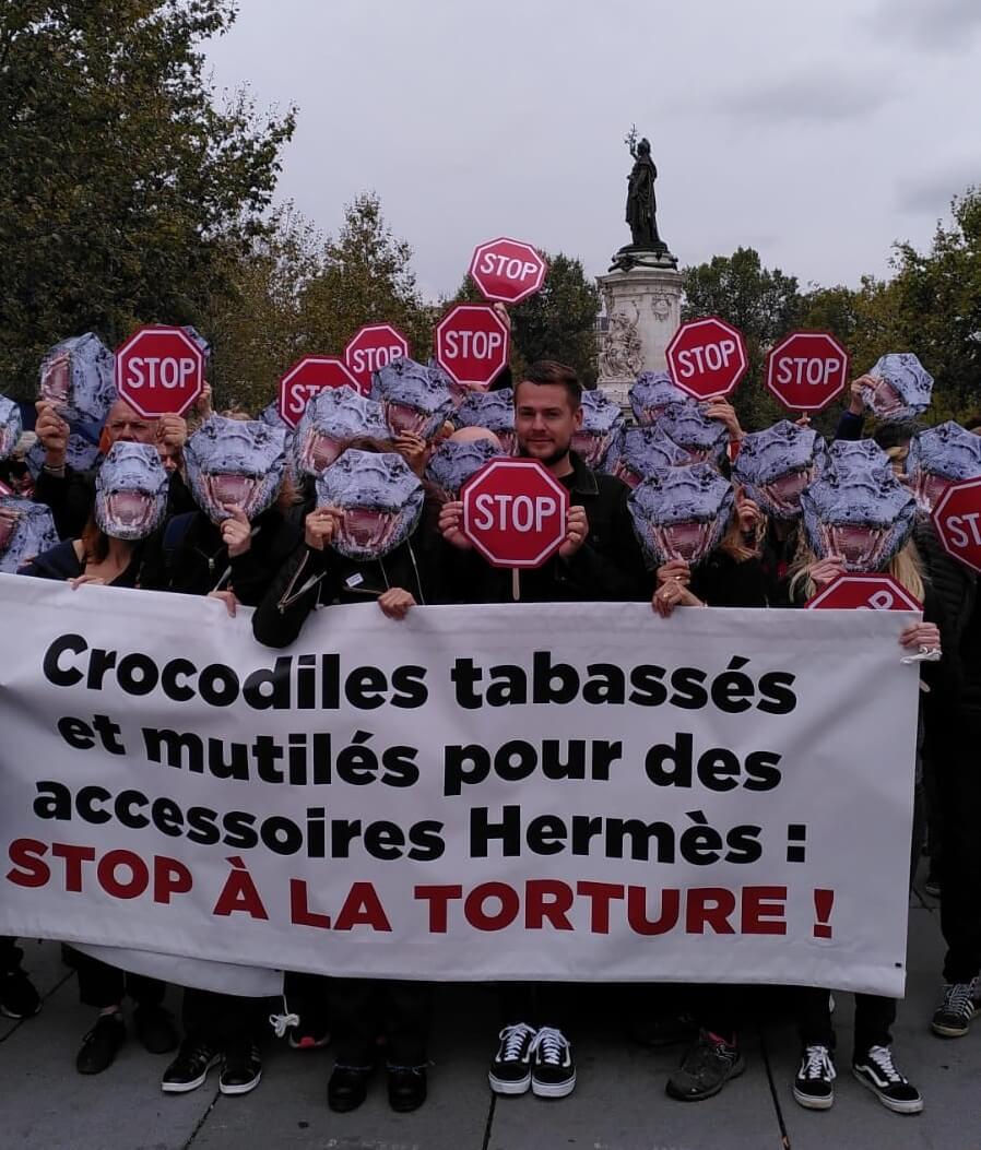 Une centaine de « crocodiles » interpellent Hermès en marge de la Paris Fashion Week
