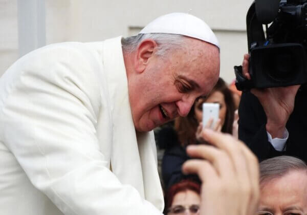Le pape appelle à protéger la planète – PETA l’invite à devenir végan