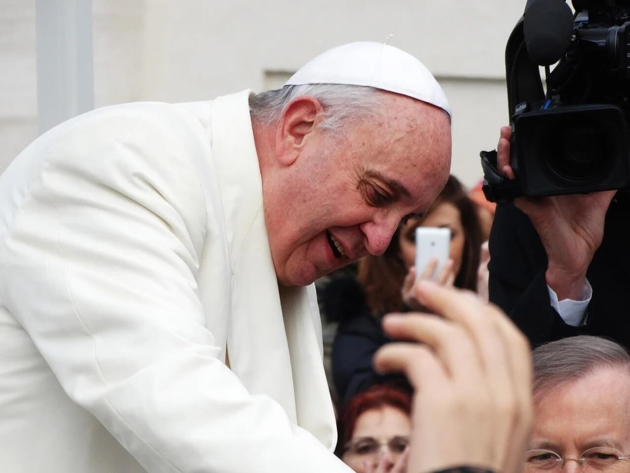 Le pape appelle à protéger la planète – PETA l’invite à devenir végan
