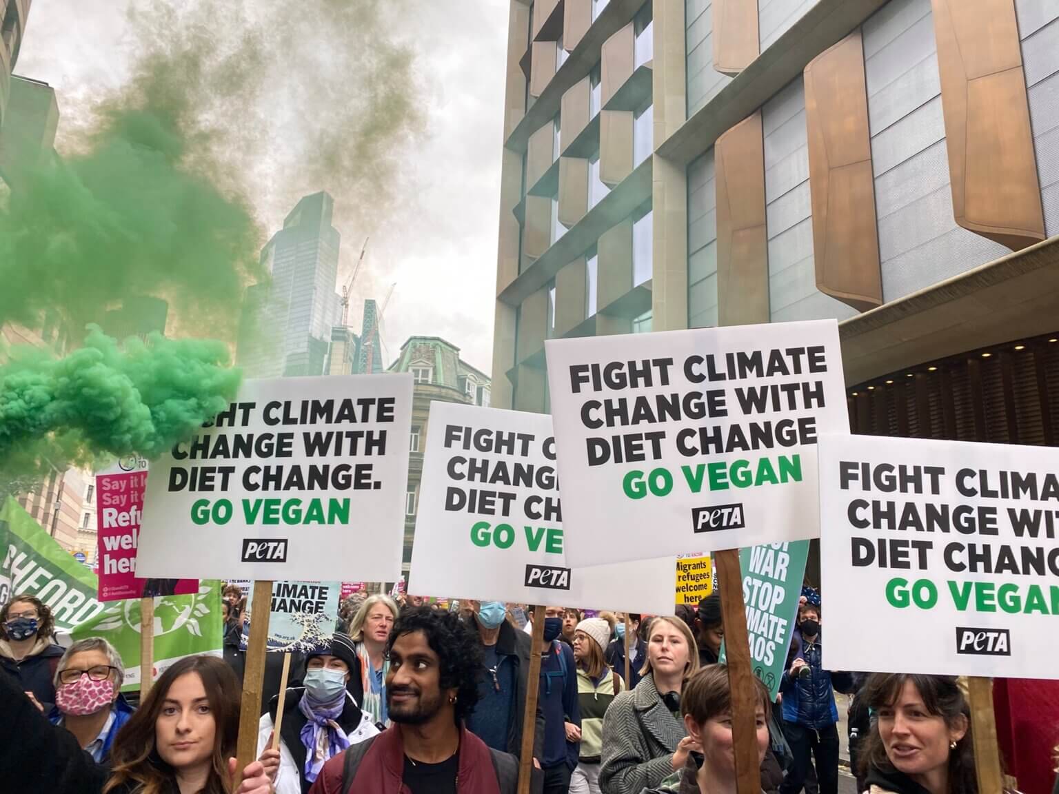 Les végans pour la justice climatique : PETA se joint à la marche pour la COP26 à Glasgow