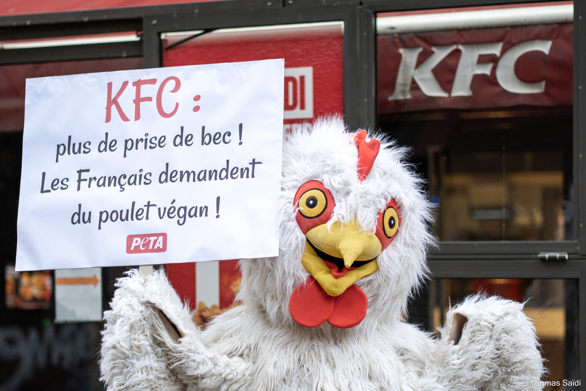 Un « poulet » géant proteste devant KFC pour des wings véganes