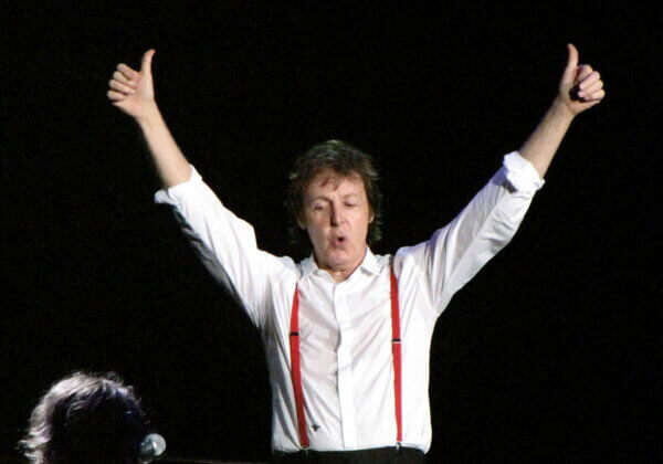 L’ambassadeur de PETA, Sir Paul McCartney, lance un appel à défendre l’interdiction des tests sur les animaux