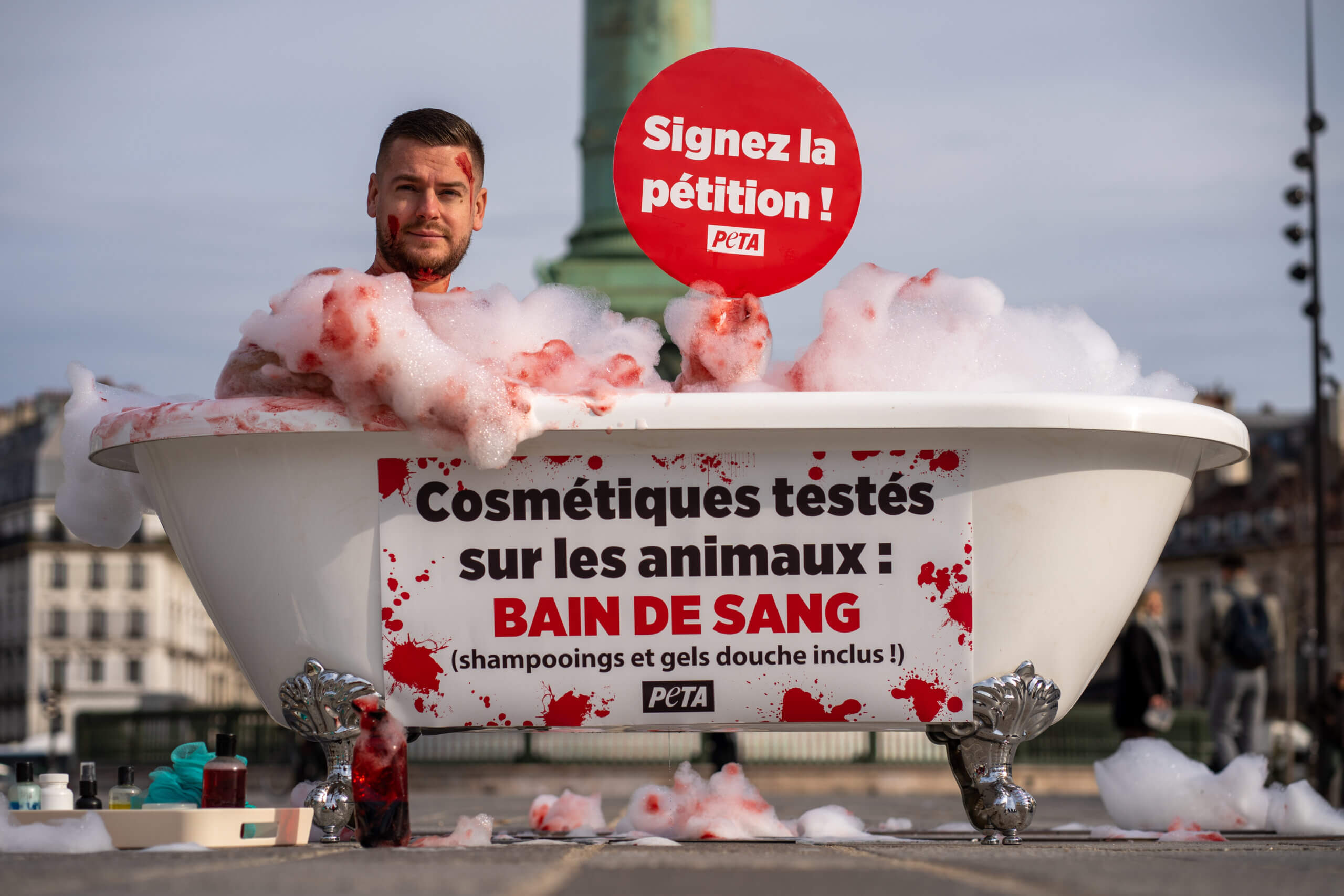 Vidéo : Jeremstar dans une baignoire « ensanglantée » alerte sur le retour des tests sur les animaux dans l’UE