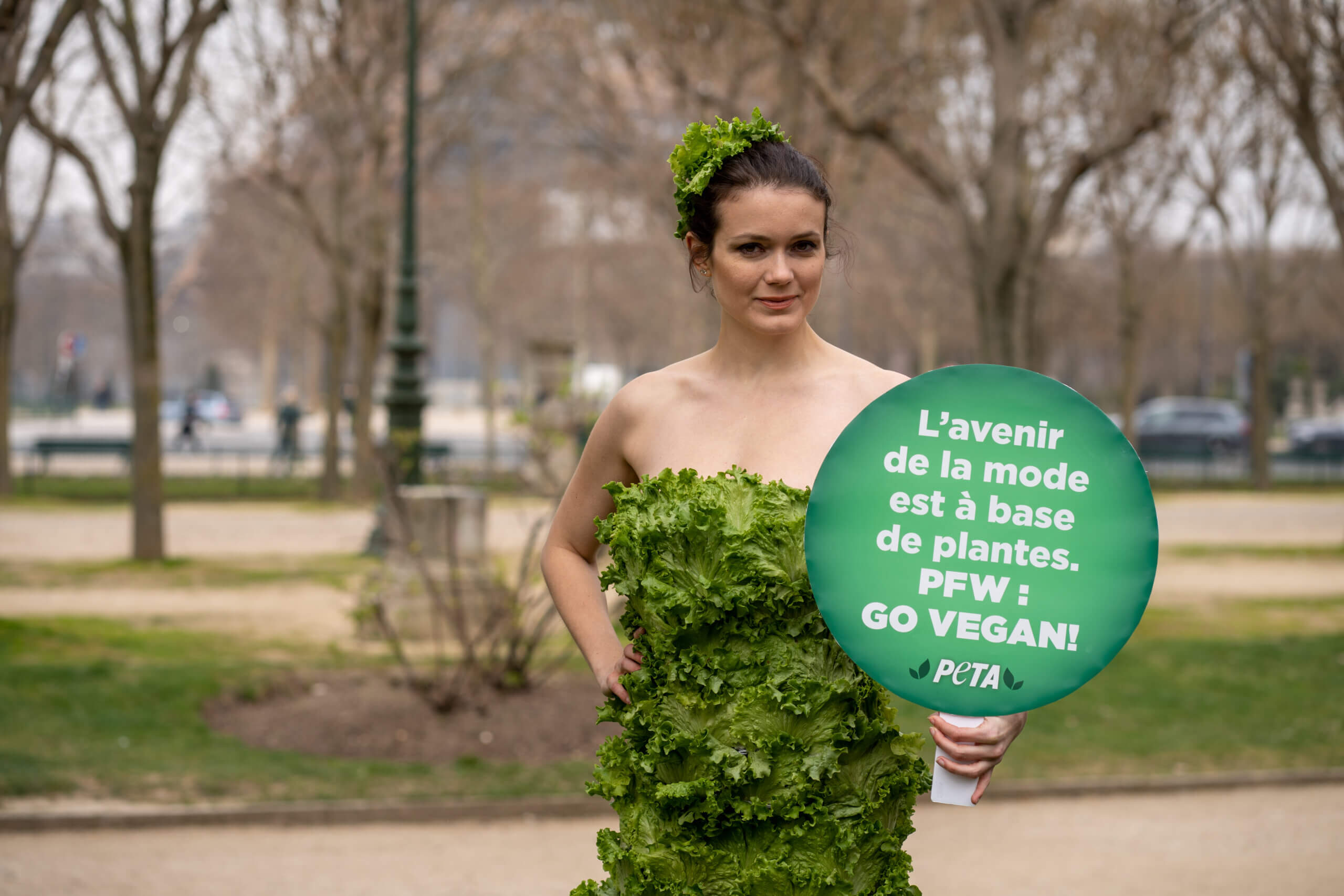 Une militante en robe végétale appelle la Paris Fashion Week à se mettre au vert