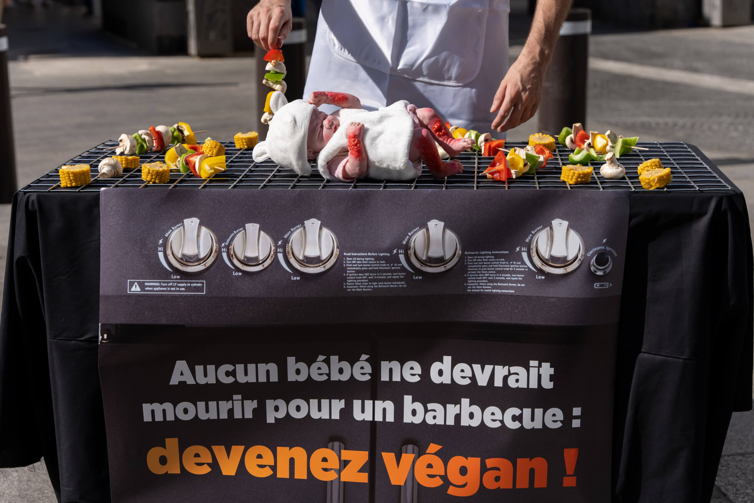 Un « bébé » au barbecue en plein Paris pour promouvoir une alimentation végane