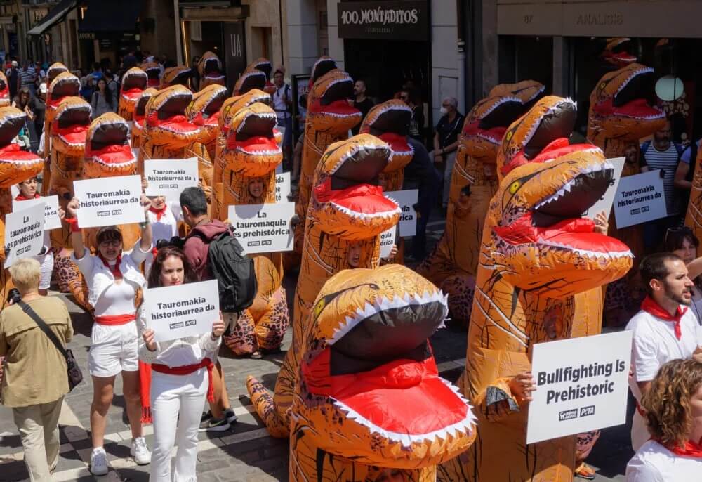 La ‘Carrera de dinosaurios’ de PETA se apodera de Pamplona – Noticias