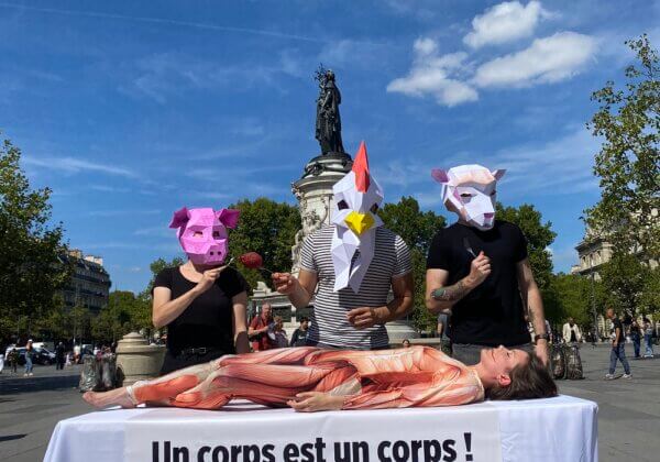 Des « animaux » s’attablent à un « buffet de chair humaine » en plein Paris pour dénoncer le spécisme