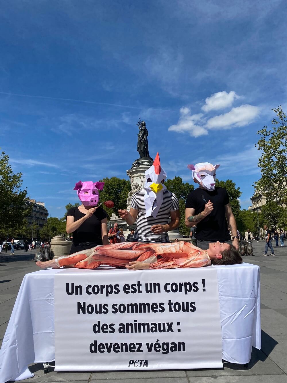 Des « animaux » s’attablent à un « buffet de chair humaine » en plein Paris pour dénoncer le spécisme