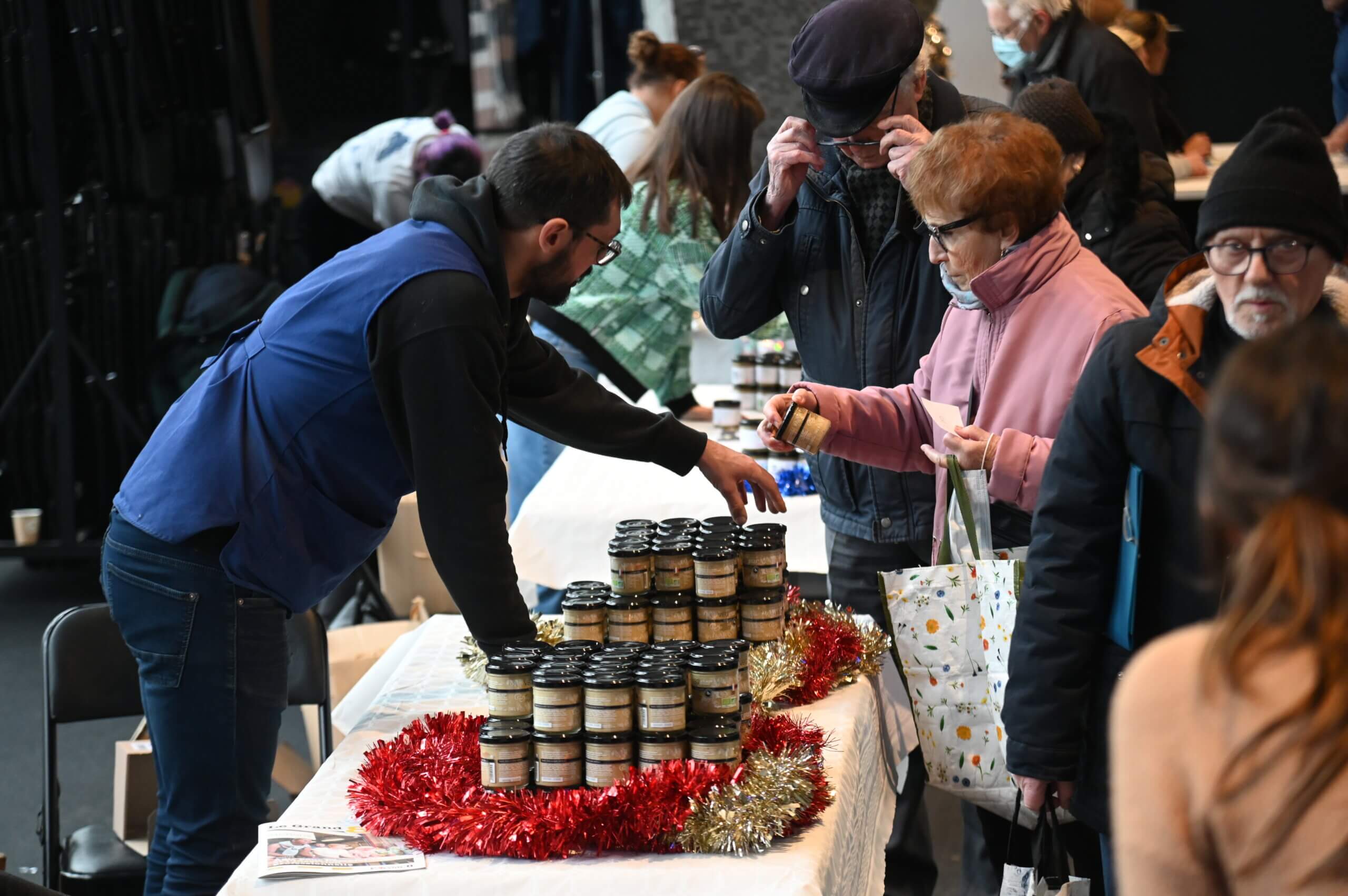 Des séniors lyonnais reçoivent du faux gras pour un Noël plein de compassion